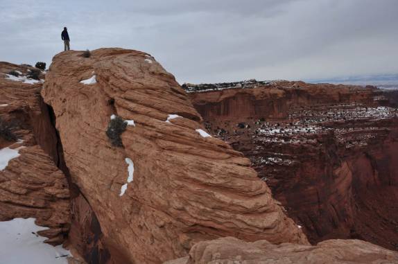 Caminhando sobre o fantástico Mesa Arch, no Canyonlands National Park, perto de Moab, em Utah, nos Estados Unidos